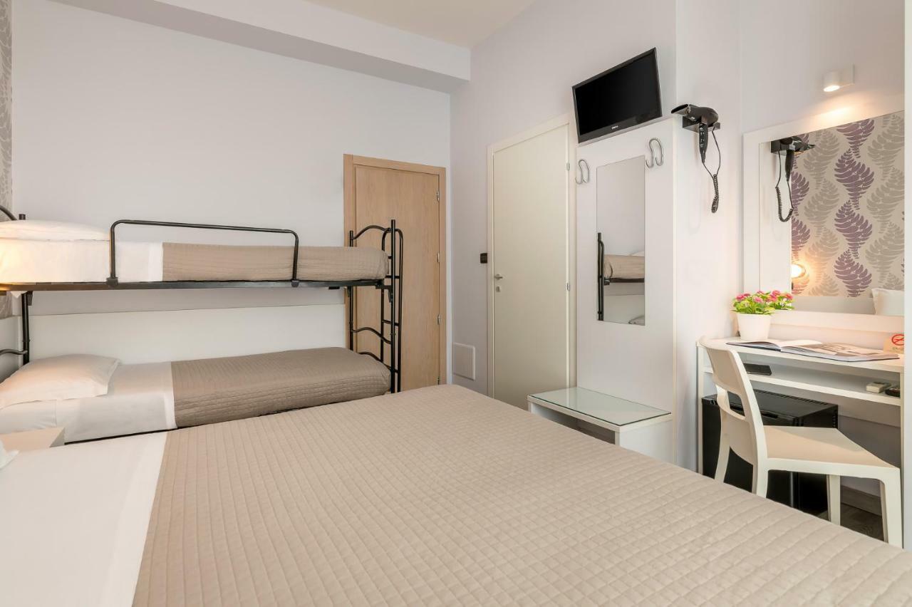 Hotel Ervill Rimini Exterior photo