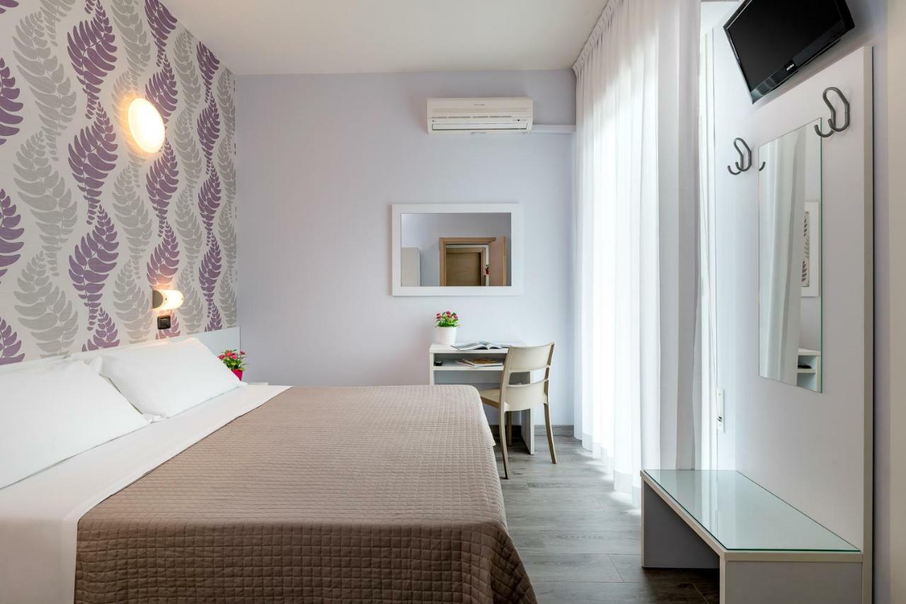 Hotel Ervill Rimini Exterior photo